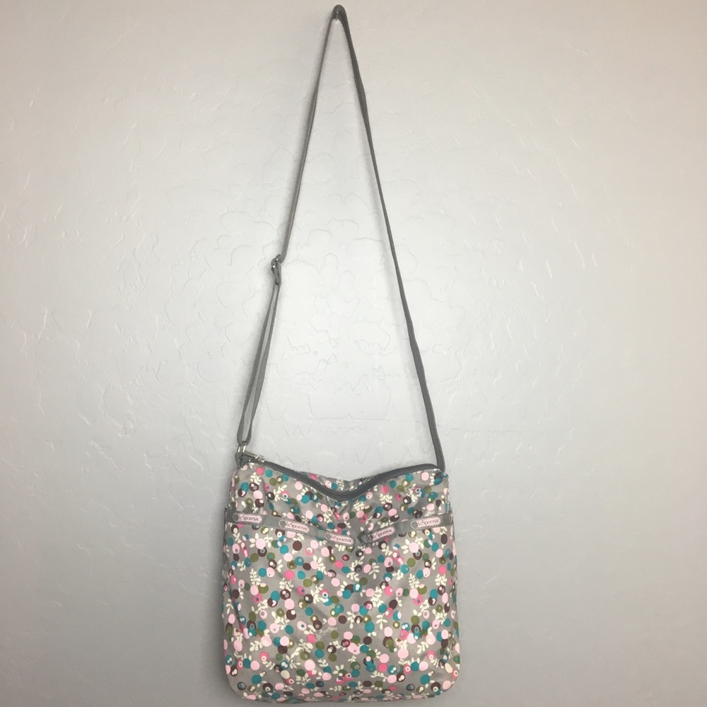 💋SOLD💋 lesportsac Crossbody Bag Floral Pink Grey - Picture 1 of 8